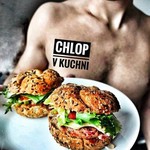 chlop_v_kuchni